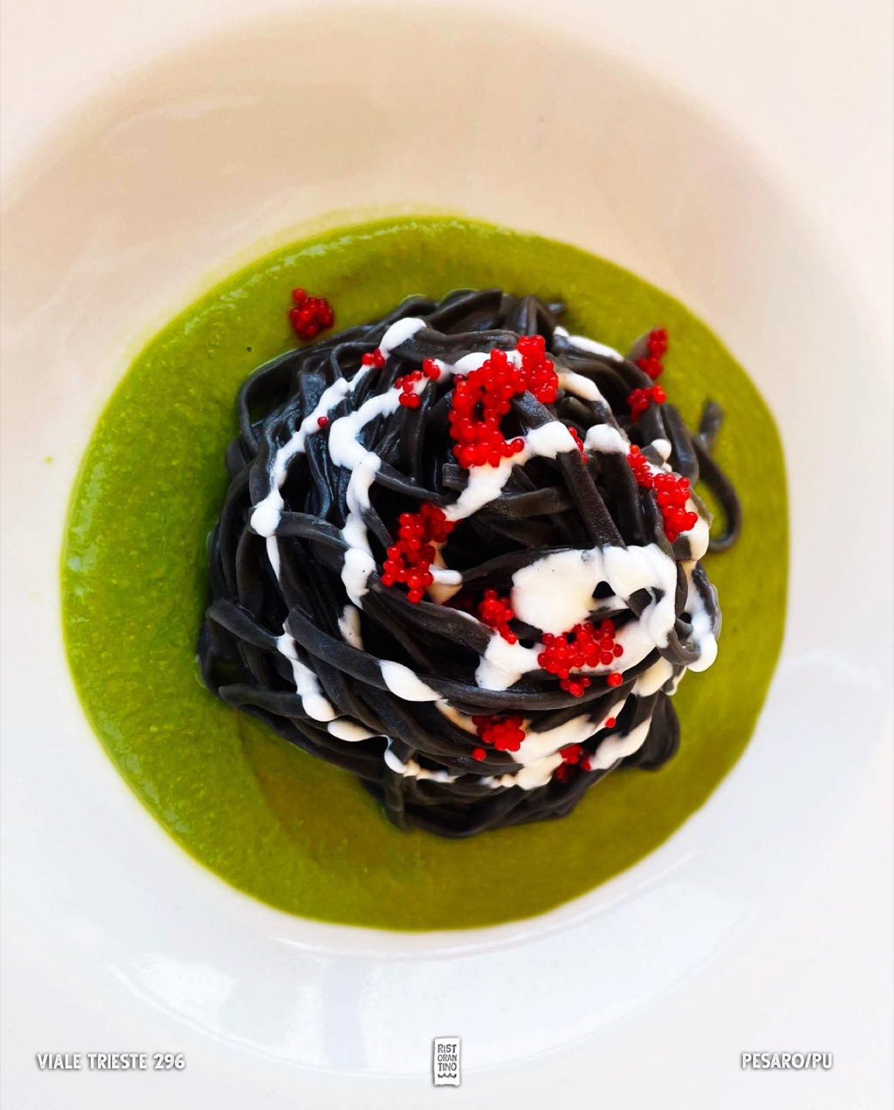 Tagliolini al nero di seppia con crema di piselli e uova di salmone