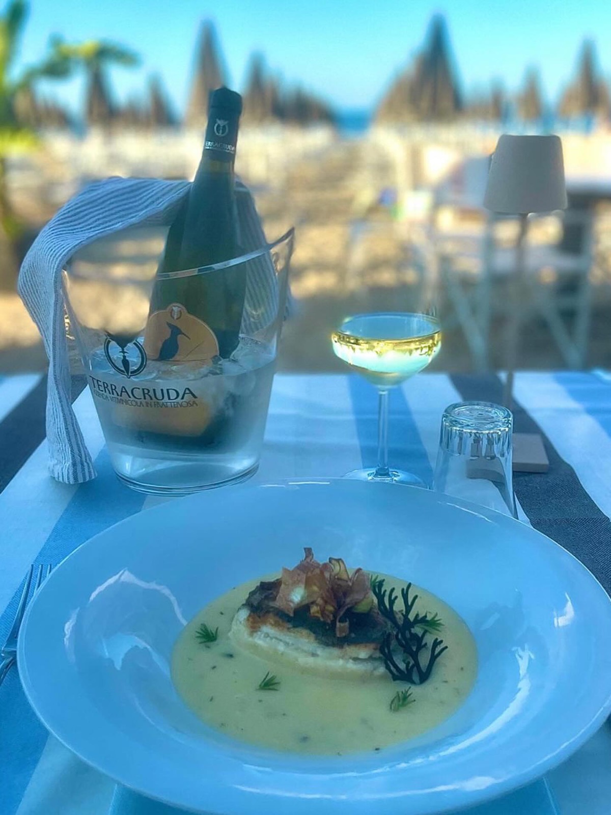 Tavolo in riva al mare da RistoranTino